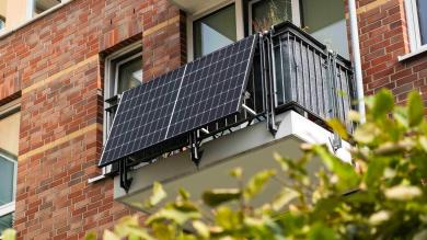 Balkonkraftwerk, Steckersolarkraftwerk am Balkon an Haus