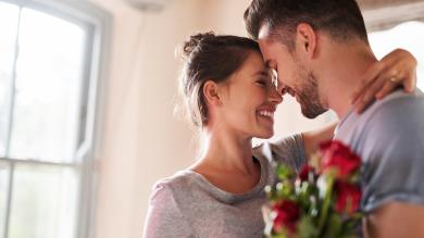 Päärchen mit Blumen engumschlungen