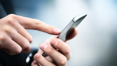 Nahaufnahme Hände mit Smartphone - primastrom will Rückruf erzwingen