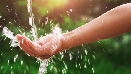 Wasser läuft durch Kinderhände zu Artikel: Aktionsmaterial Wasser marsch