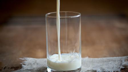Milch läuft in Glas zu Artikel: Milch, was verrät das Etikett