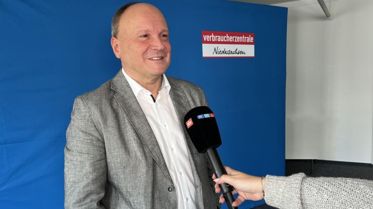 Vorstandsvorsitzender Randolph Fries vor blauer Wand