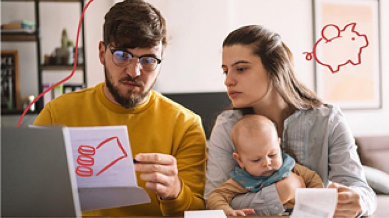 Familie mit Baby schaut auf Brief, Fokuswoche Geld, Sparen