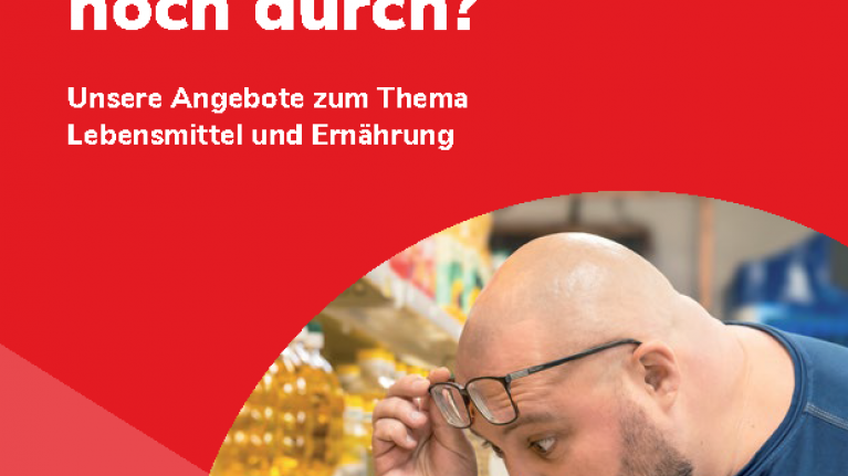 Cover Flyer, Mann mit hochgeschobener Brille nah vor Supermarktregal