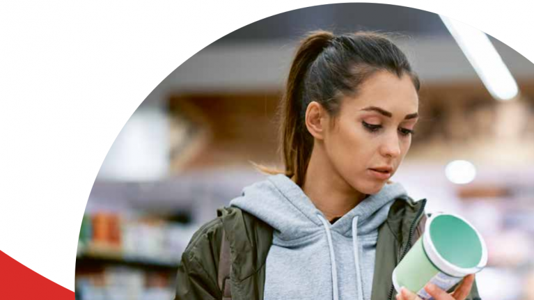 Cover Wie viel Zucker ist wirklich drin? Frau hält Instantgericht in Hand