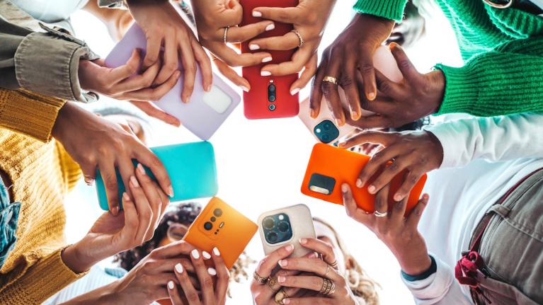 Gruppe junger Leute spielt Spiele Apps