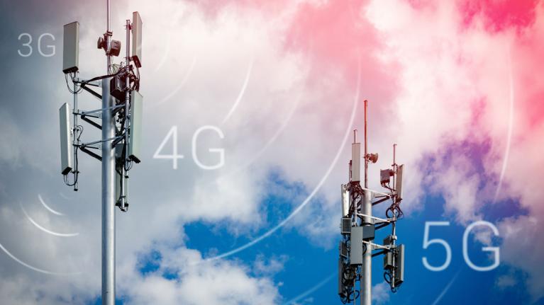 Mobilfunkmasten vor Himmel zu Artikel: 3G-Netz wird abgeschaltet