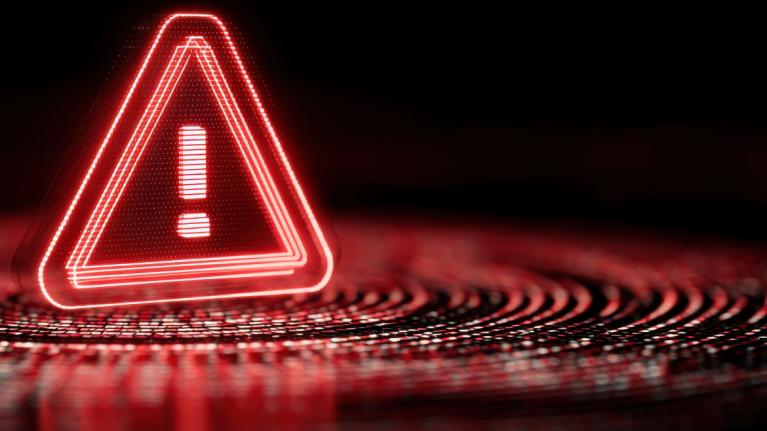 Rotes, leichtendes Warndreieck mit Ausrufezeichen