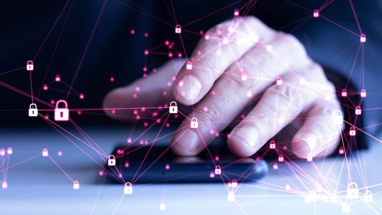 Hand auf Smartphone, umherschwirrende Schlösser