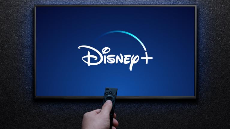 Fernseher mit Disney+ Startbildschirm