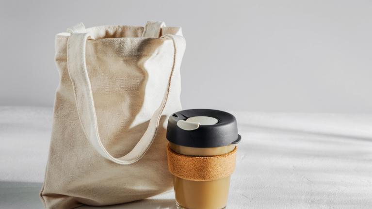 Stoffbeutel und Mehrwegkaffeebecher zu Verpackungswahnsinn