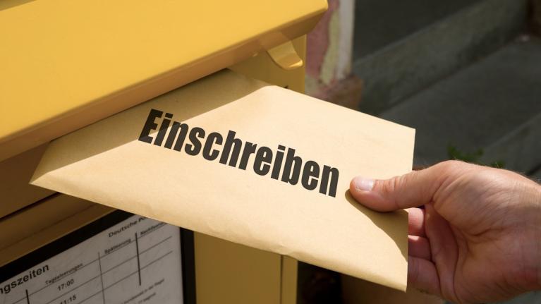 Nahaufnahme Briefkasten, Einschreibebrief