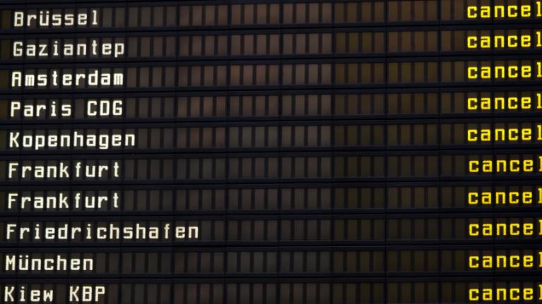 Flüge gecancelt Tafel Flughafen