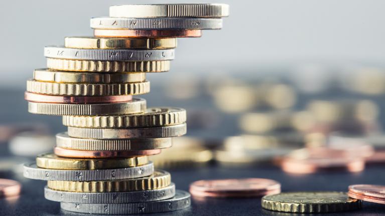 Stapel von Münzen und Münzen verteilt