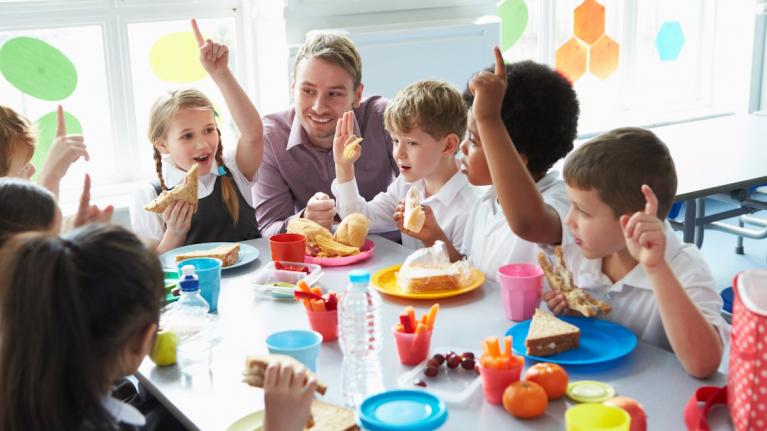 Grundschüler am Tisch beim Essen