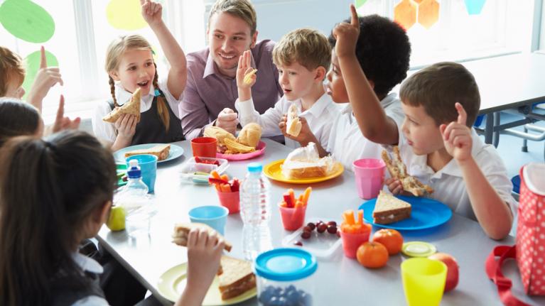 Grundschüler am Tisch beim Essen