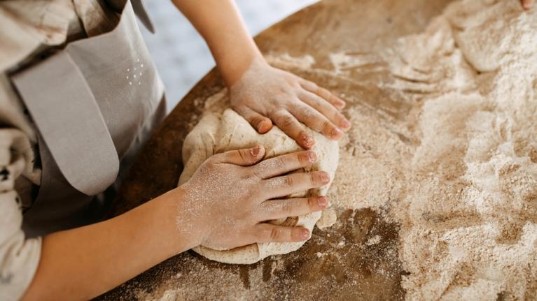 Kind knetet Brotteig