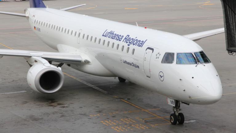 Lufthansa regional CityLine Maschine an Flughafen