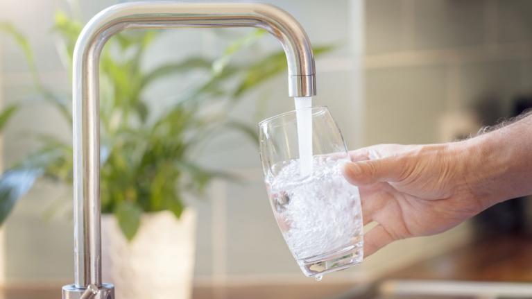 Glas wird mit Leitungswasser befüllt zu Artikel: Muss ich Leitungswasser filtern