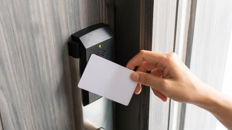 Frau Hand benutzt eine elektronische Schlüsselkarte zum Öffnen eines Hotelzimmers