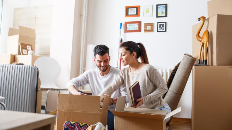 Pärchen packt Umzugskartons
