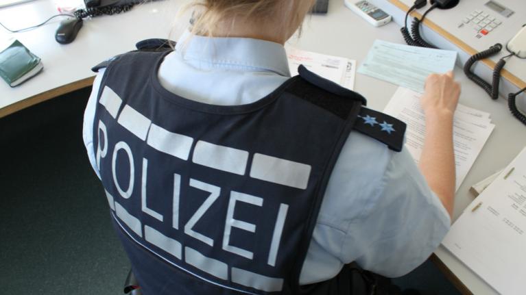 Polizistin an Schreibtisch