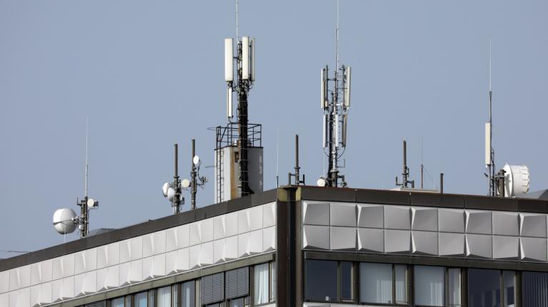 Mobilfunkmasten auf Bürogebäude