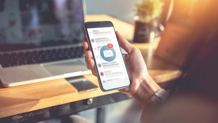 Frau Smartphone hat Mails empfangen