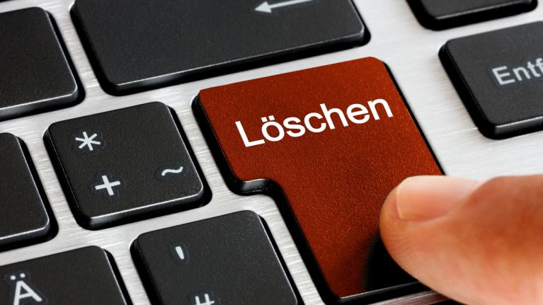 Finger auf Löschen Button Tastatur
