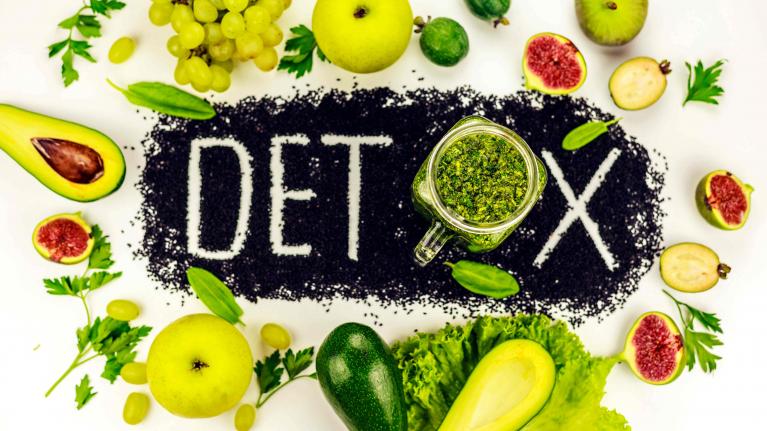 Schild mit Detox und Gemüse drumherum