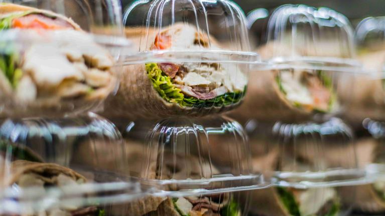verschiednen Wraps im Supermarktregal in Plastik verpackt