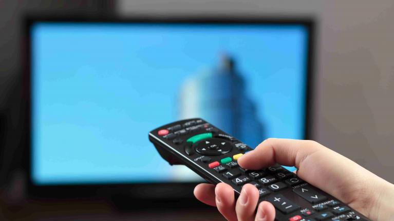 Fernseher und Fernbedienung
