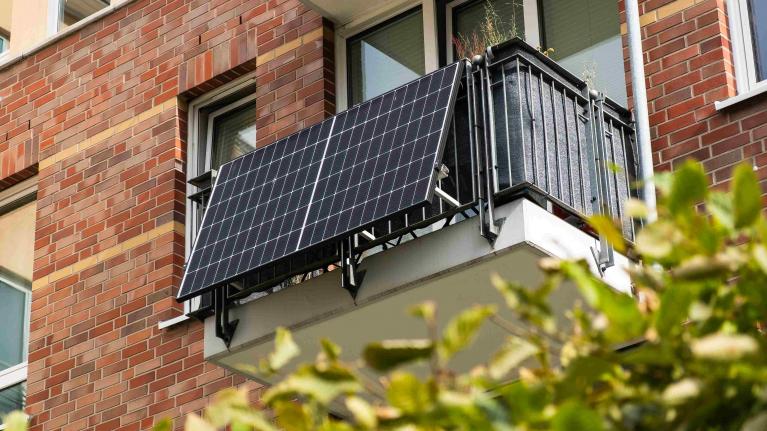 Balkonkraftwerk, Steckersolarkraftwerk am Balkon an Haus