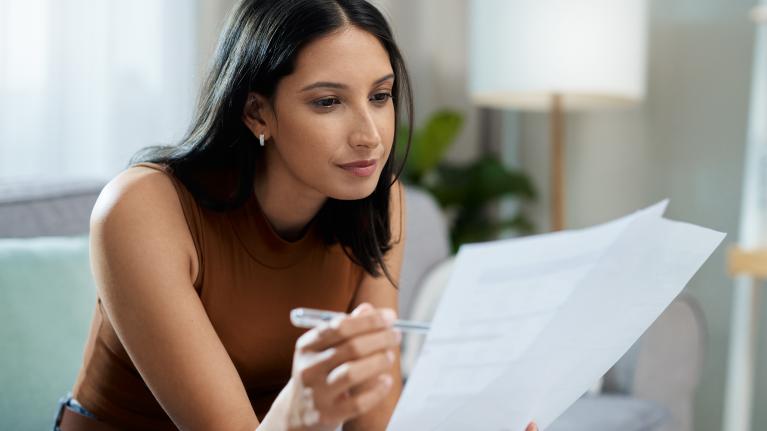 Frau schaut in Vertrag