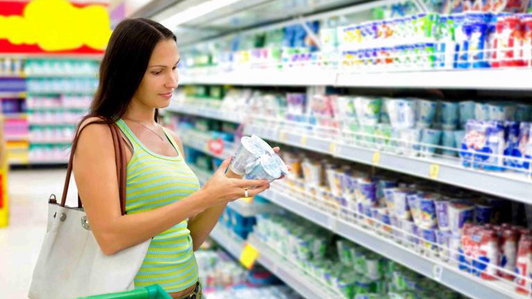 Frau mit Joghurt in der Hand