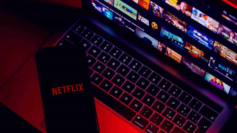 Laptop und Handy mit Netflix drauf