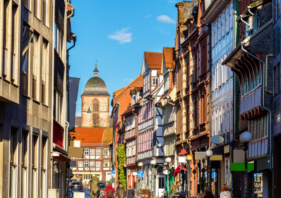 Zu sehen ist eine Einkaufsstraße in Göttingen