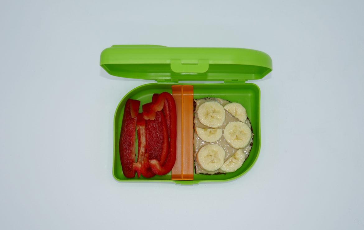 Brotbox mit Bananenbrot und Gemüse