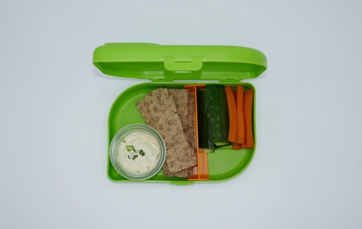 Brotbox mit Knäckebrot und Gemüse