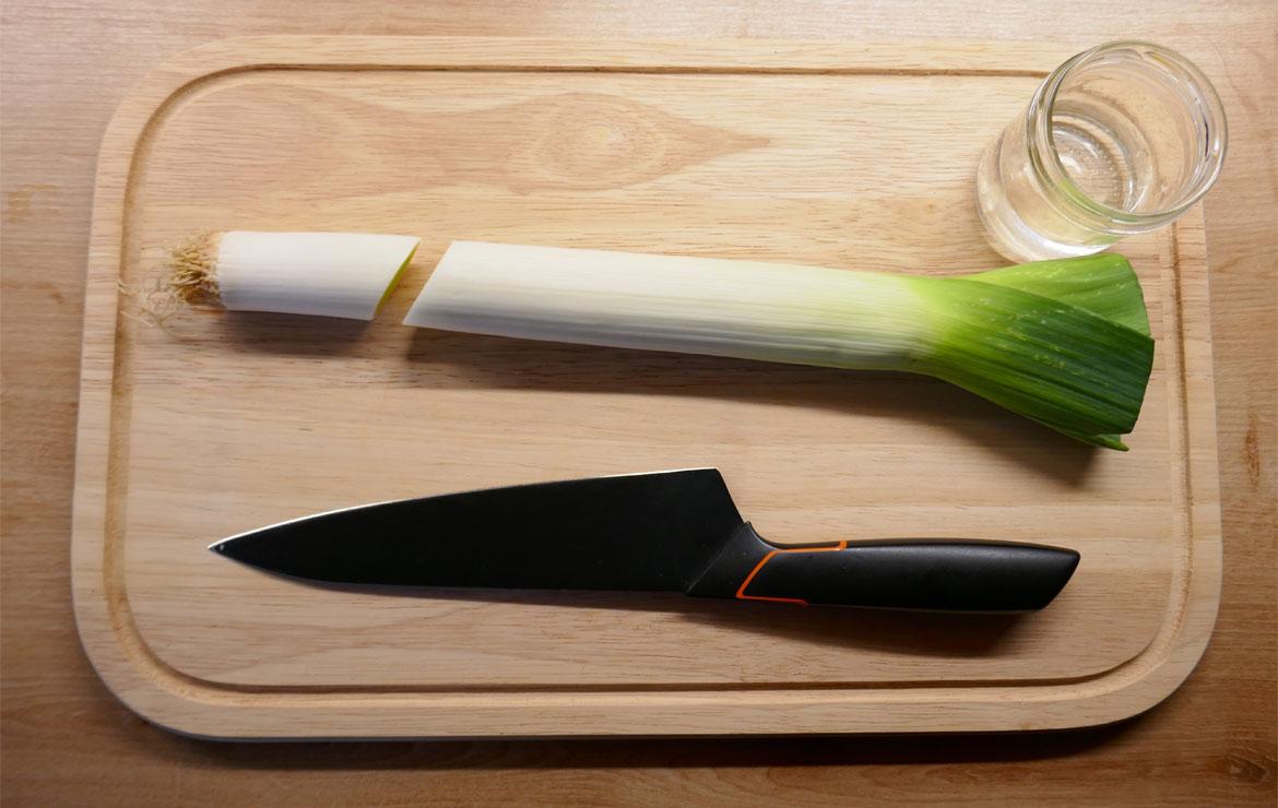 Porree und ein Messer auf Küchenbrett zu Artikel: Regrow mit Porree