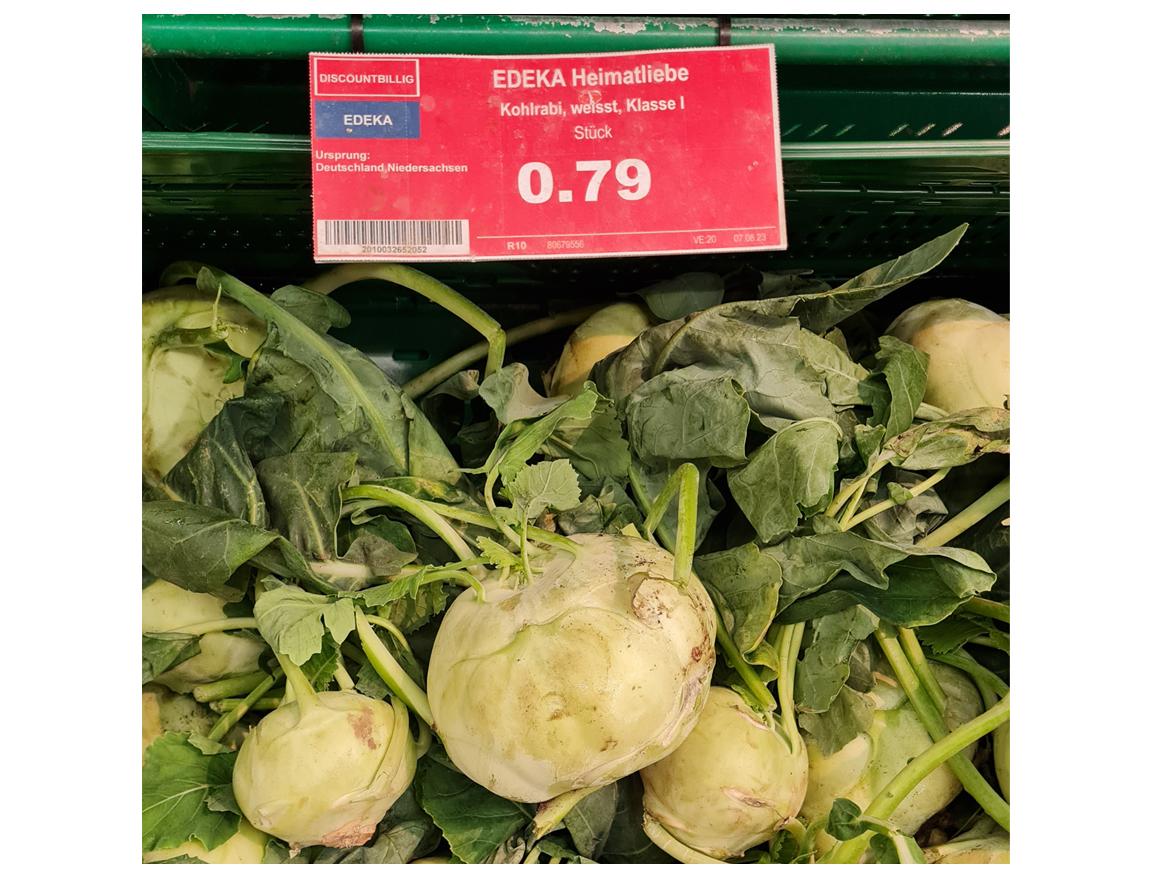 Unterschiedliche große Kohlrabi im Supermarkt