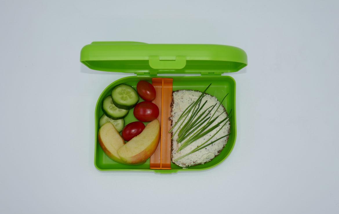 Brotbox mit Schnittlauchbrot und Gemüse