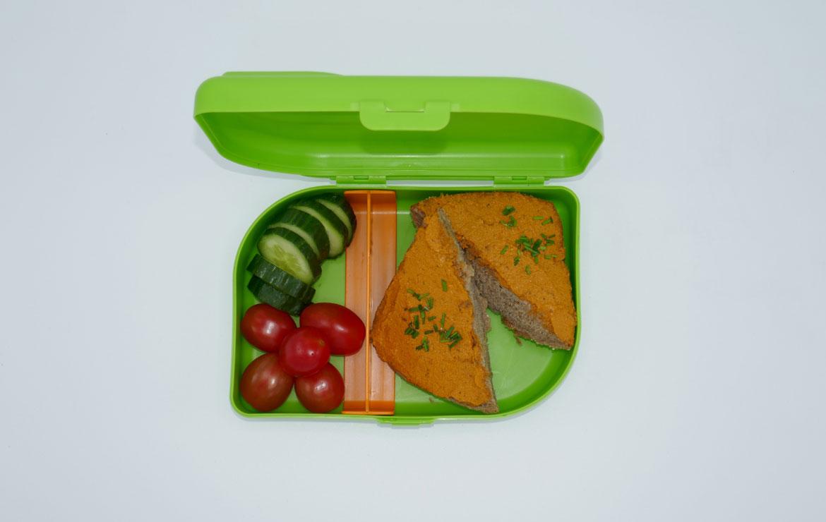 Brotbox mit Vollkornbrötchen mit vegetarischem Aufstrich