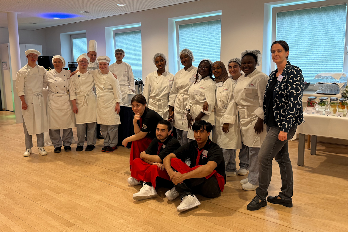 Cateringteam der Schule steht als Gruppe nebeneinander