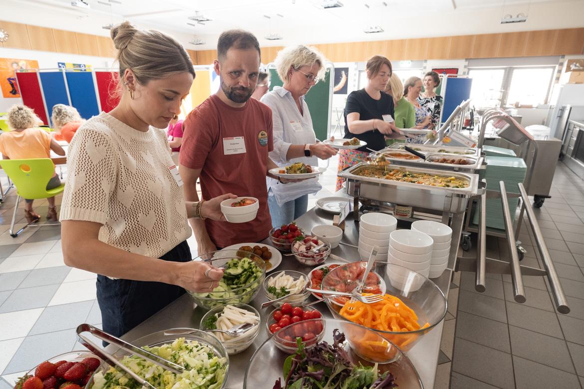 Menschen am Buffet