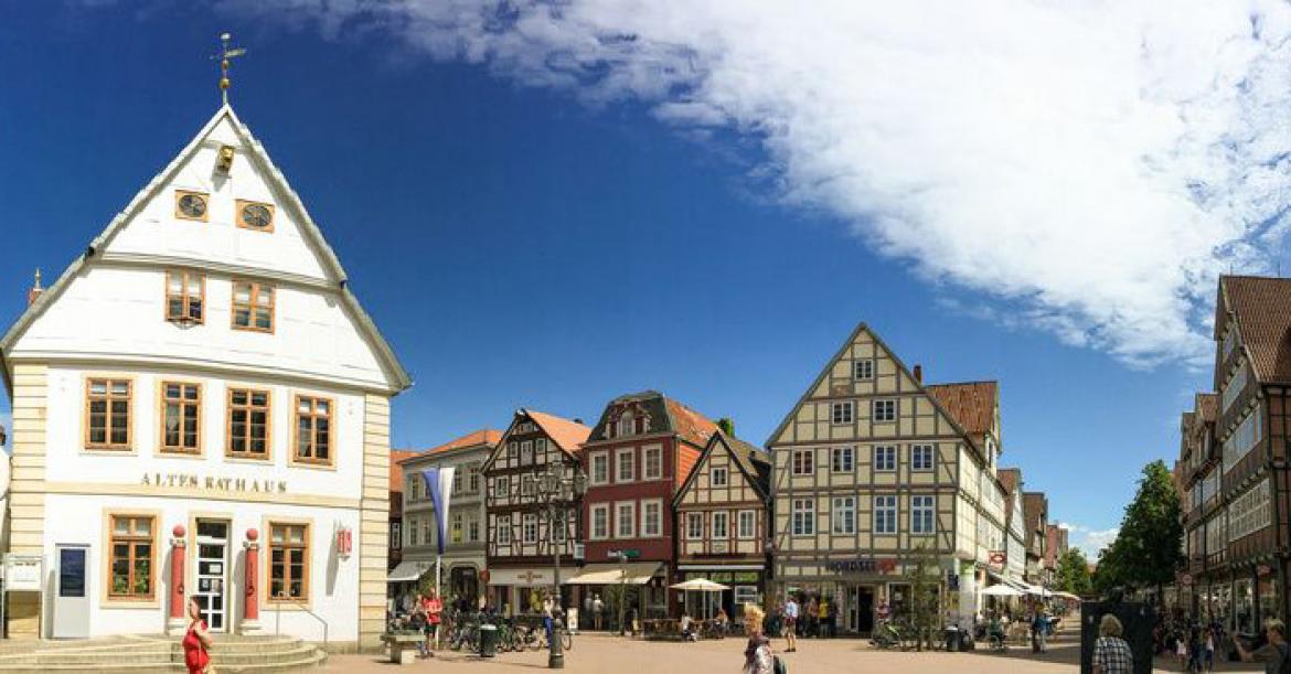 Zu sehen sind Rathaus und Marktplatz Celle