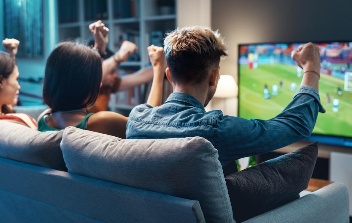 Gruppe Menschen schaut Fußball im Fernsehen