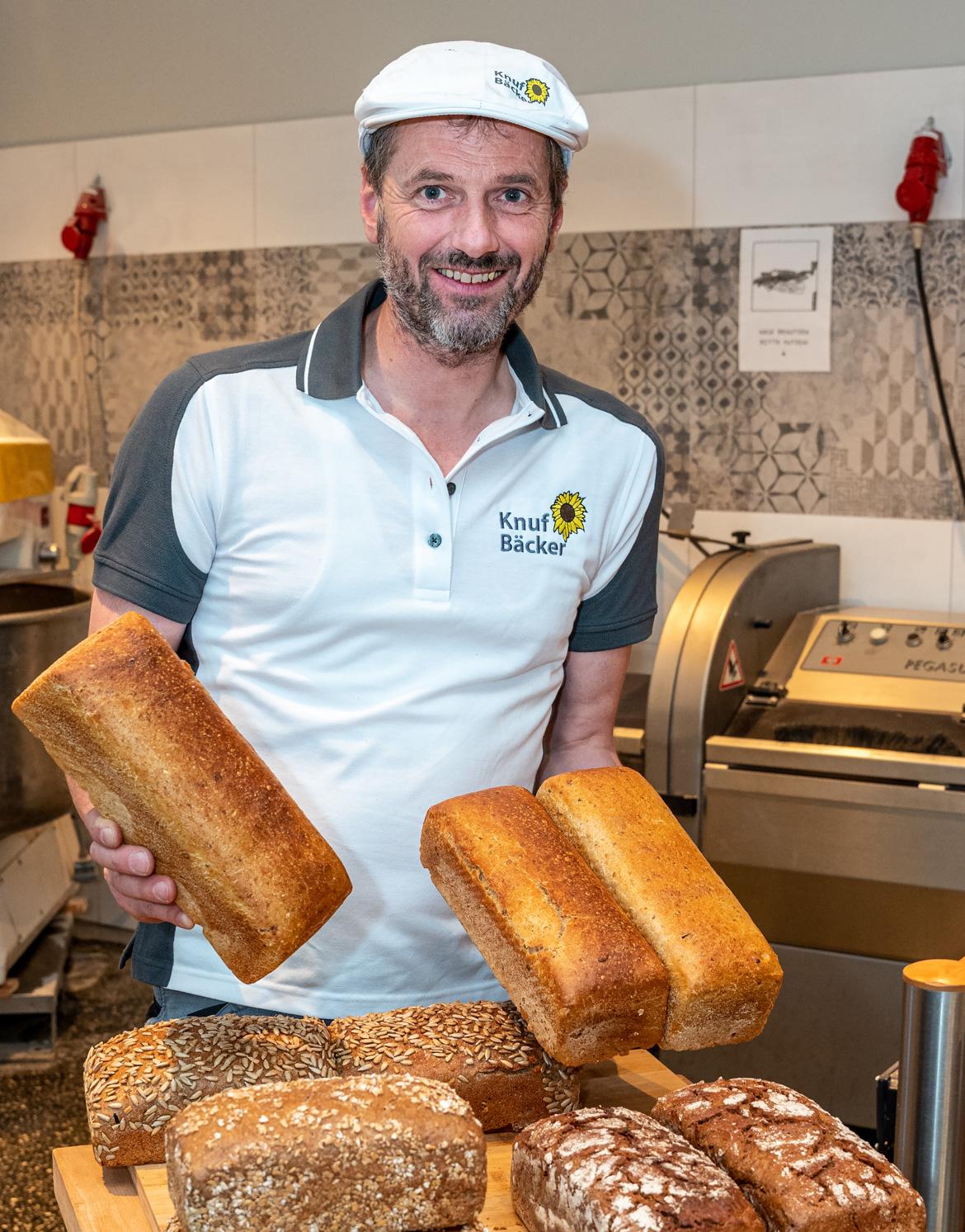 Bäcker mit verschiedenen Broten