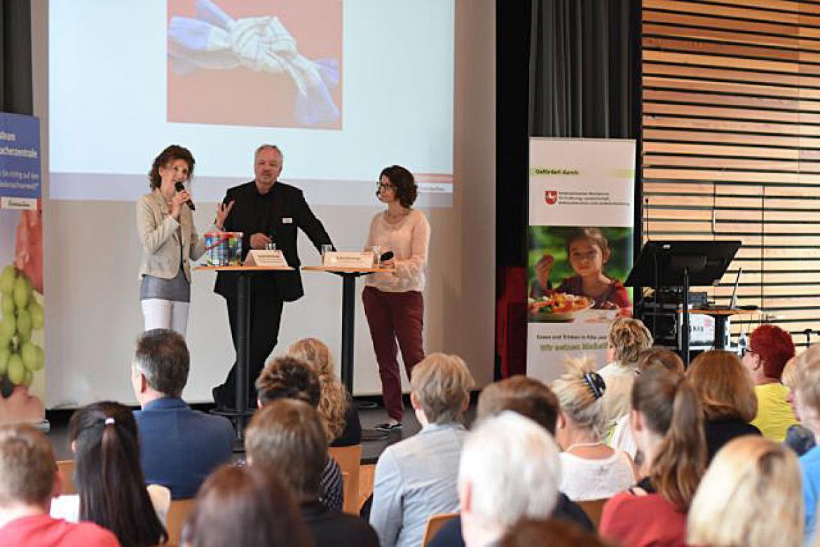 Horst Schörshusen sowie Mitarbeiter Verbraucherzentrale Heidrun Klaus und Anke Kirchner am Rednerpult
