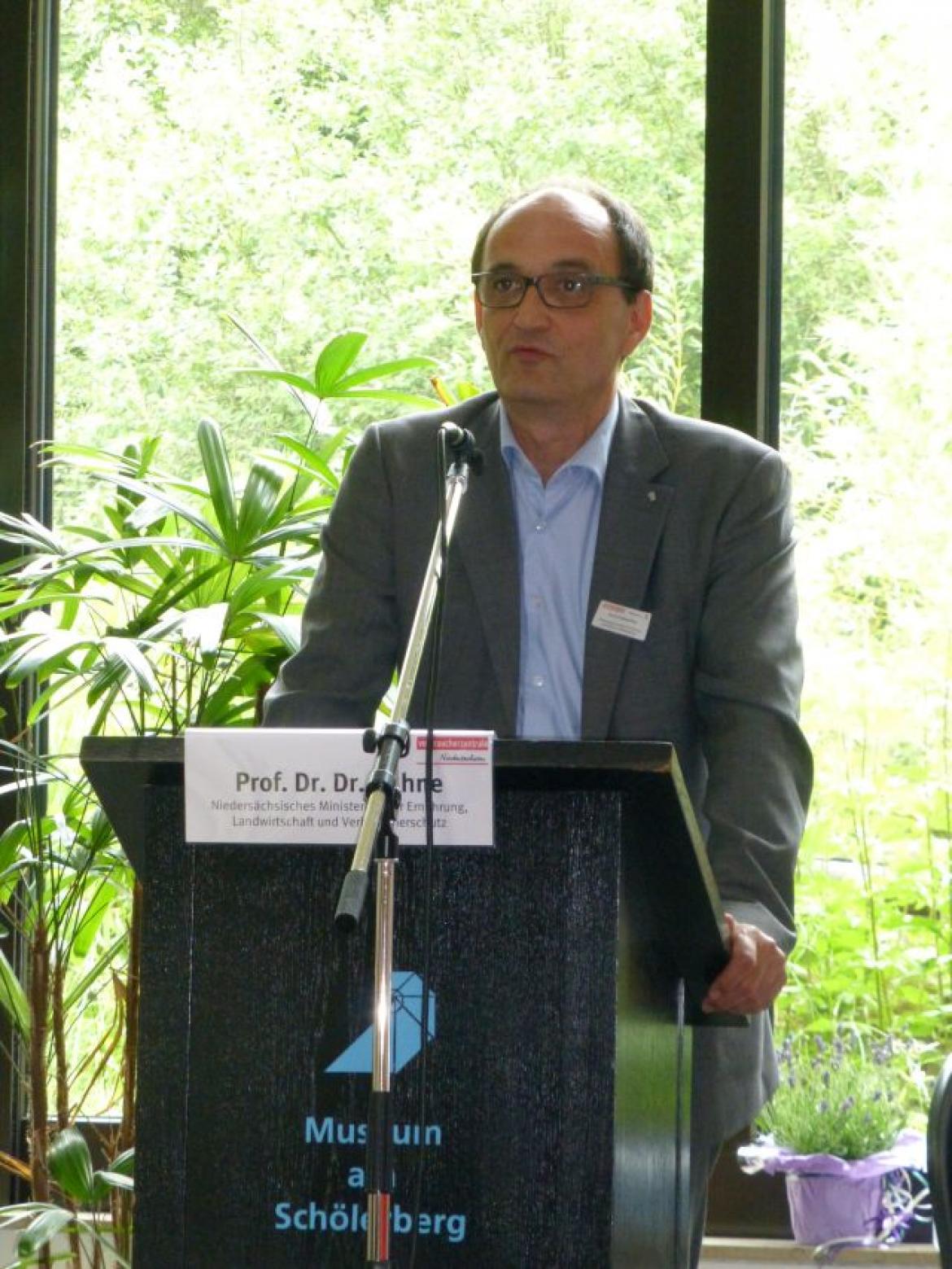 Prof. Dr. Dr. Kühne, Abteilungsleiter im Nds. Ministerium für Ernährung, Landwirtschaft und Verbraucherschutz hält Grußworte